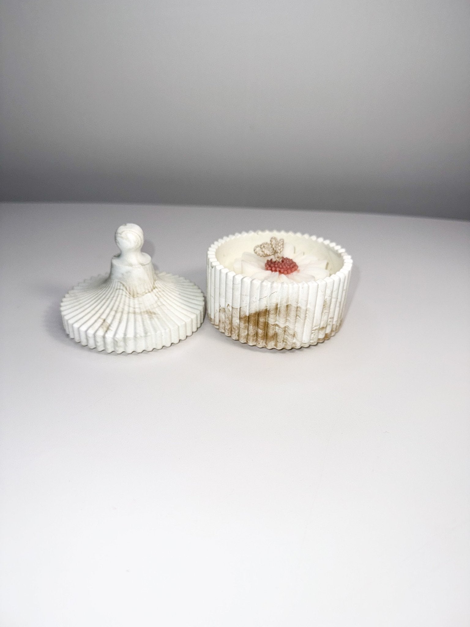 Handmade Eco Resin Ribbed Candle Bowl with Lid | Soy Wax Daisy Flower Candle - Candles Co.