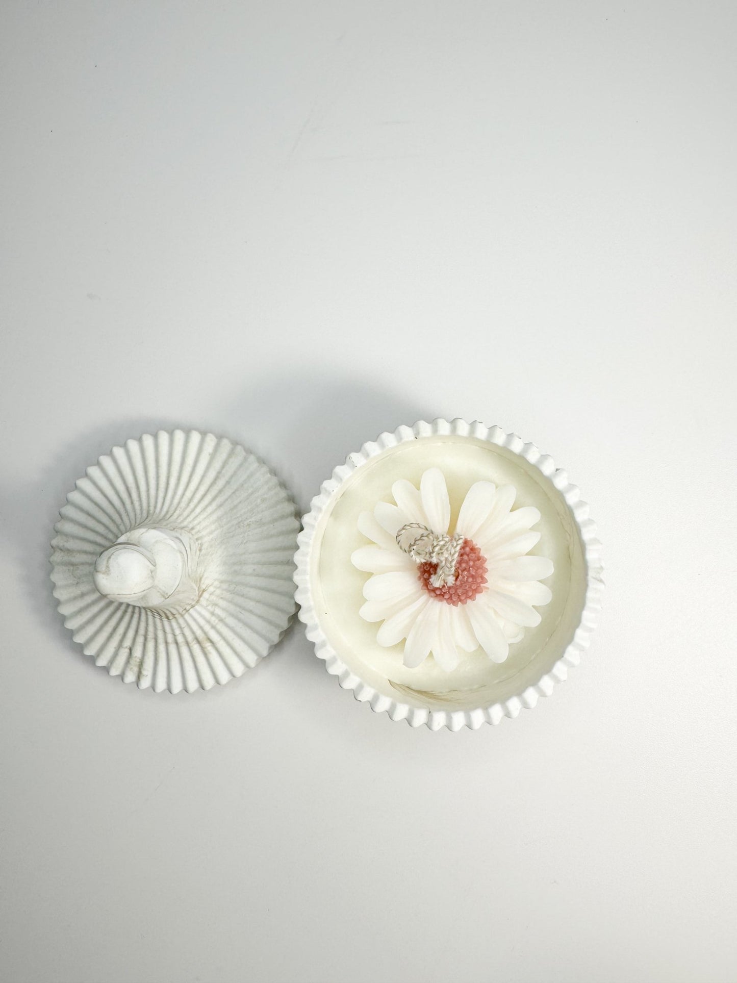 Handmade Eco Resin Ribbed Candle Bowl with Lid | Soy Wax Daisy Flower Candle - Candles Co.