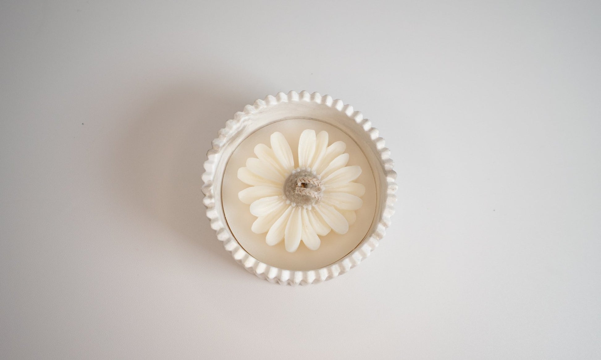 Ribbed Daisy Candle Bowl – Handcrafted Soy Wax & Eco Resin - Candles Co.