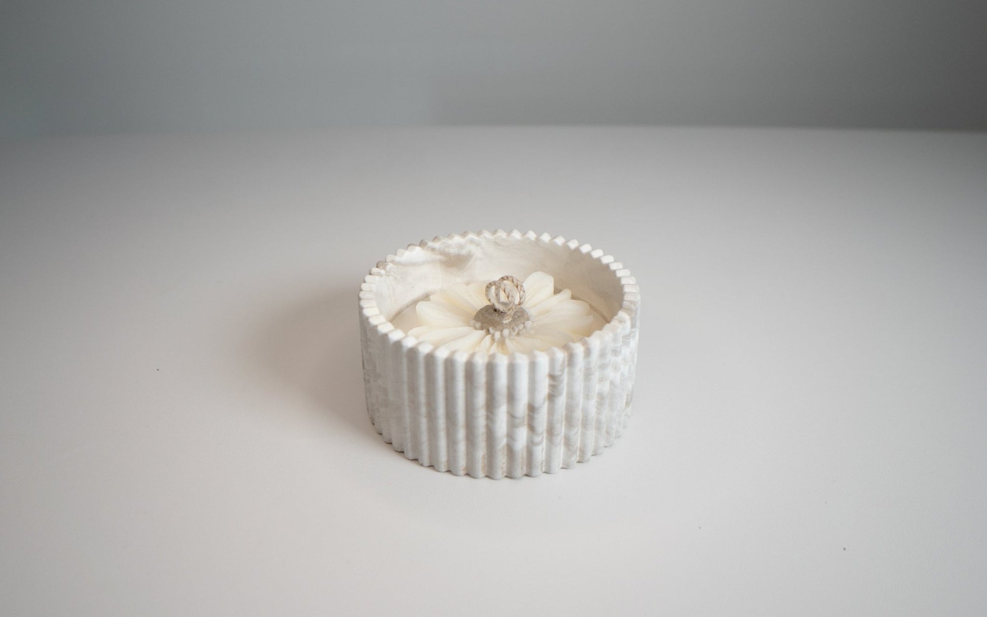 Ribbed Daisy Candle Bowl – Handcrafted Soy Wax & Eco Resin - Candles Co.